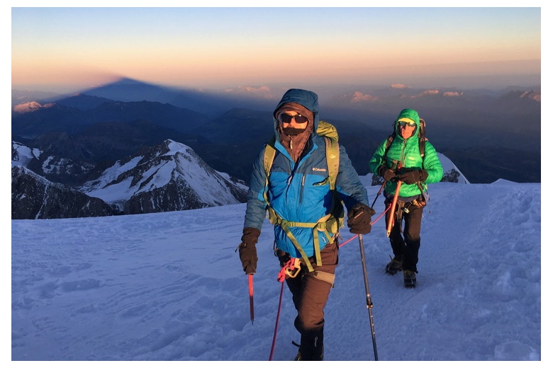 alpinistas subiendo al mont blanc